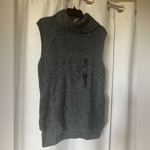 NWT BR Women’s grey sleeveless sweater with side zippers. High-low style.